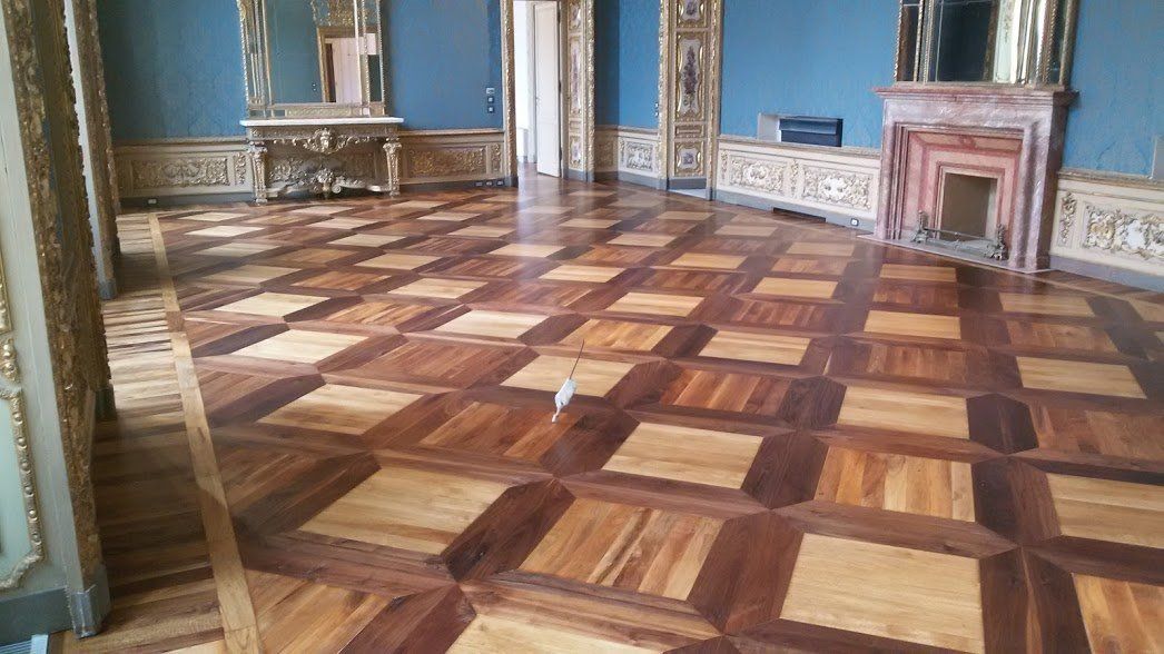 ampio salone con parquet a quadrotti