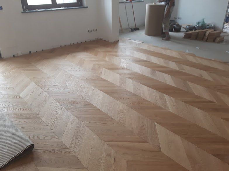 parquet in legno chiaro a spina di pesce