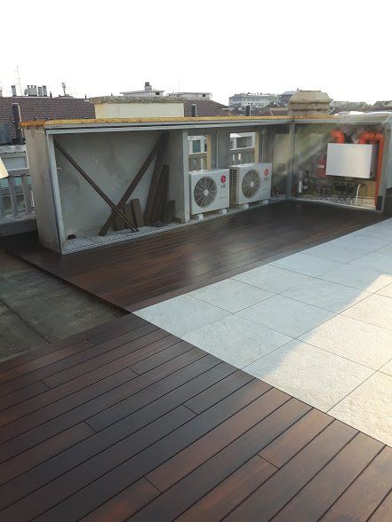 listoni in legno scuro per terrazza