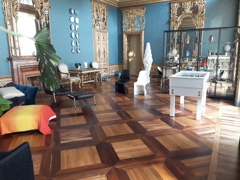 ampio salone con pavimento in legno