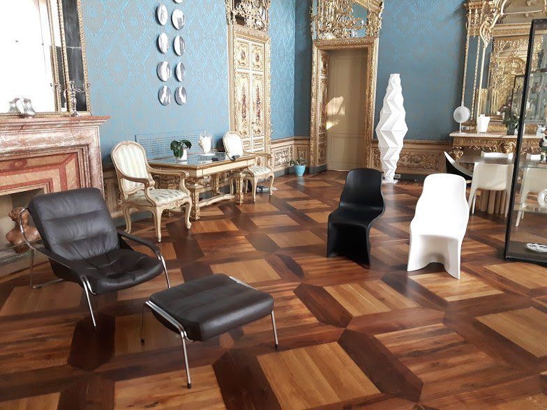 salone dallo stile classico con pavimento in legno
