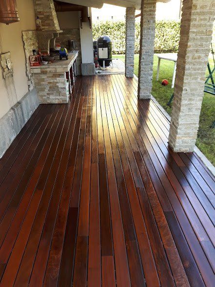 pavimento in legno scuro per veranda esterna