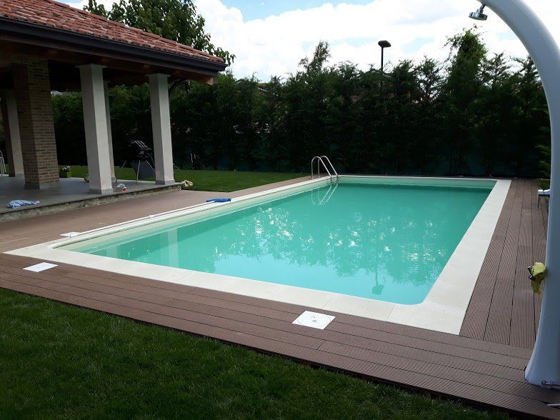 pavimentazione esterna a lato di una piscina
