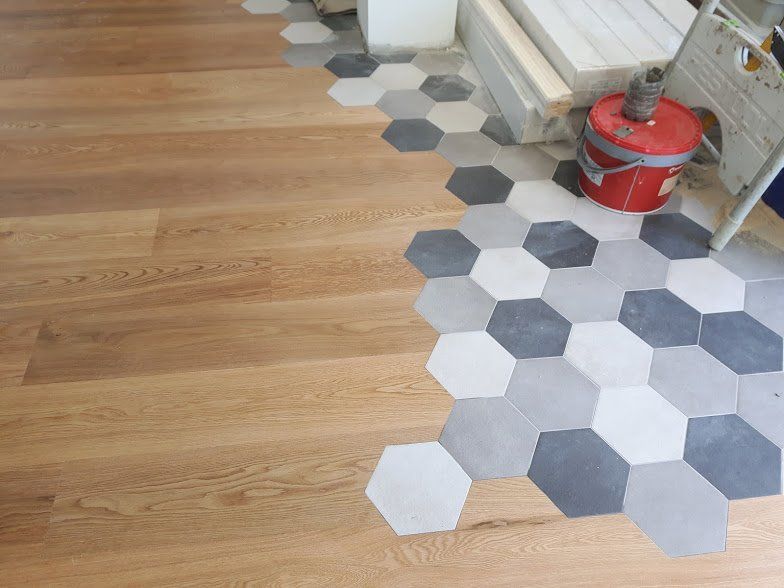 pavimento per interni misto con parquet e piastrelle