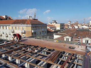 posa di un rivestimento per terrazza esterna