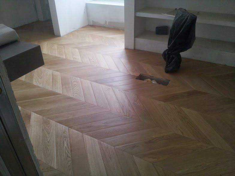parquet in legno chiaro a lisca di pesce