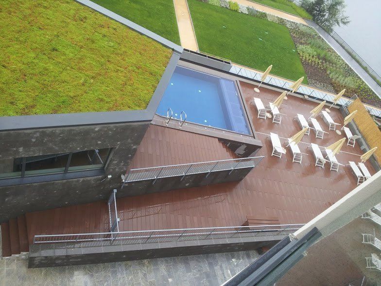 pavimentazione esterna per spazi adiacenti a una piscina