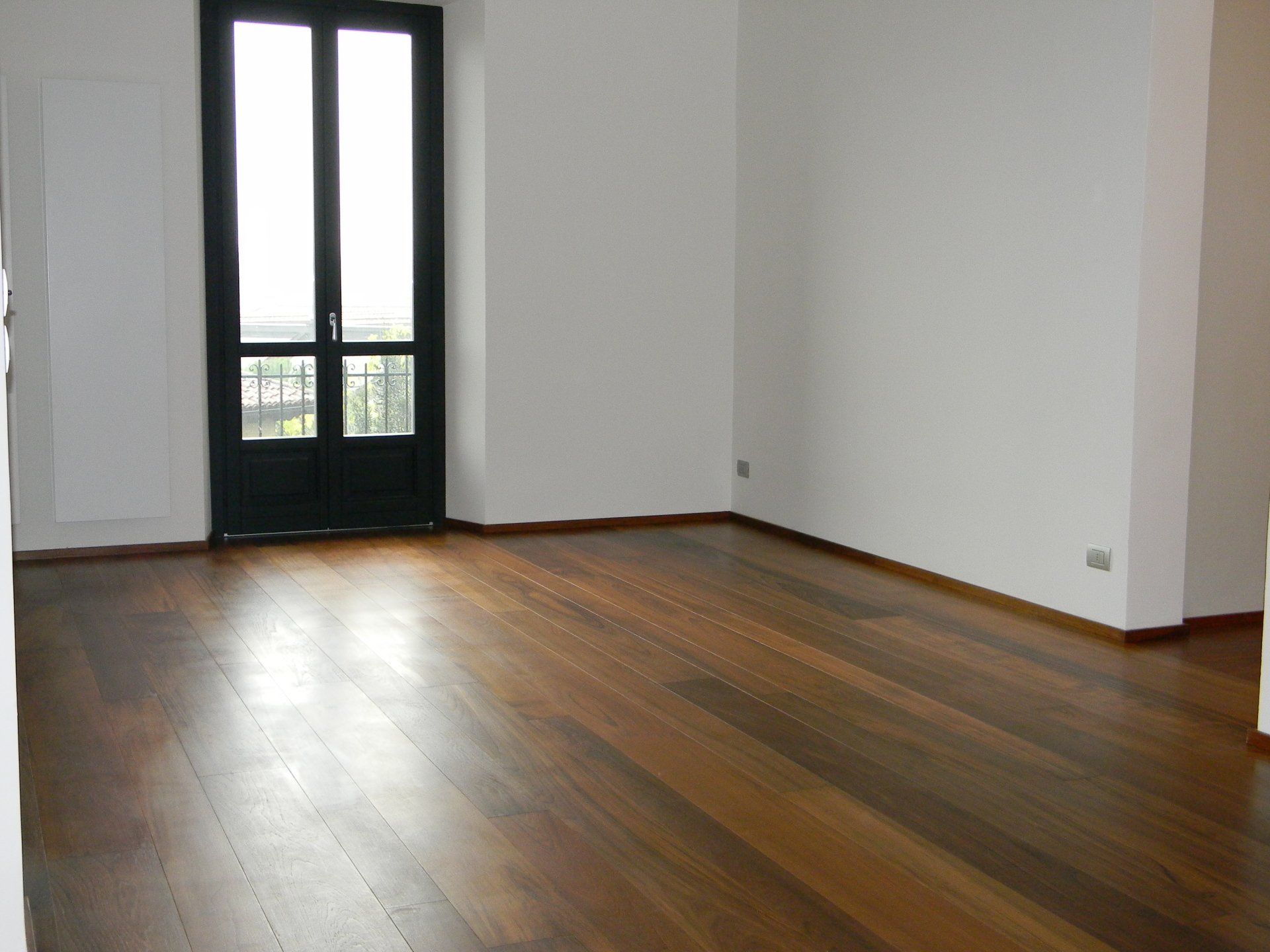 pavimento in legno scuro per interni