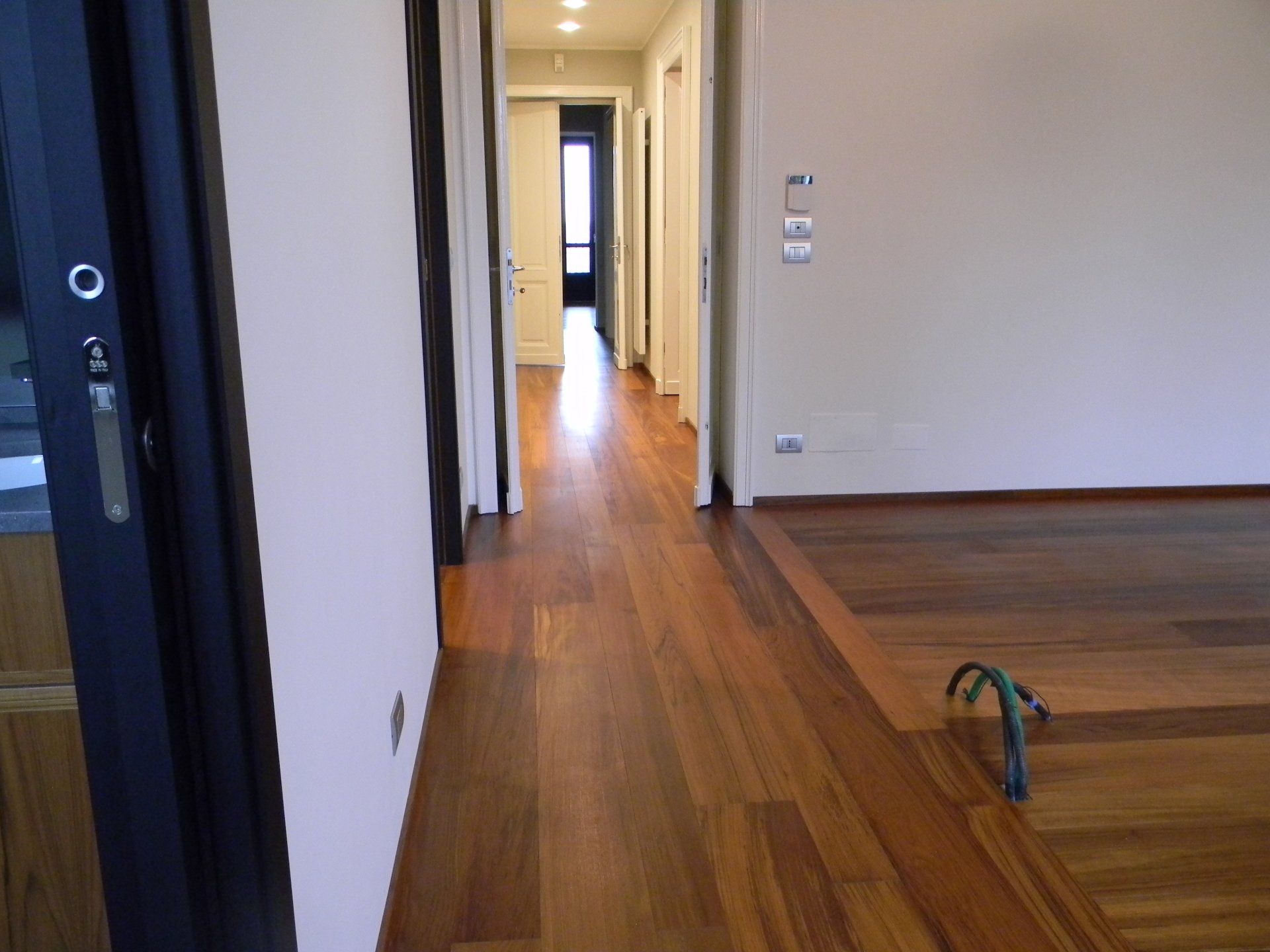 corridoio  con pavimentazione in legno