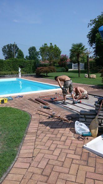 posa di un pavimento ai bordi piscina