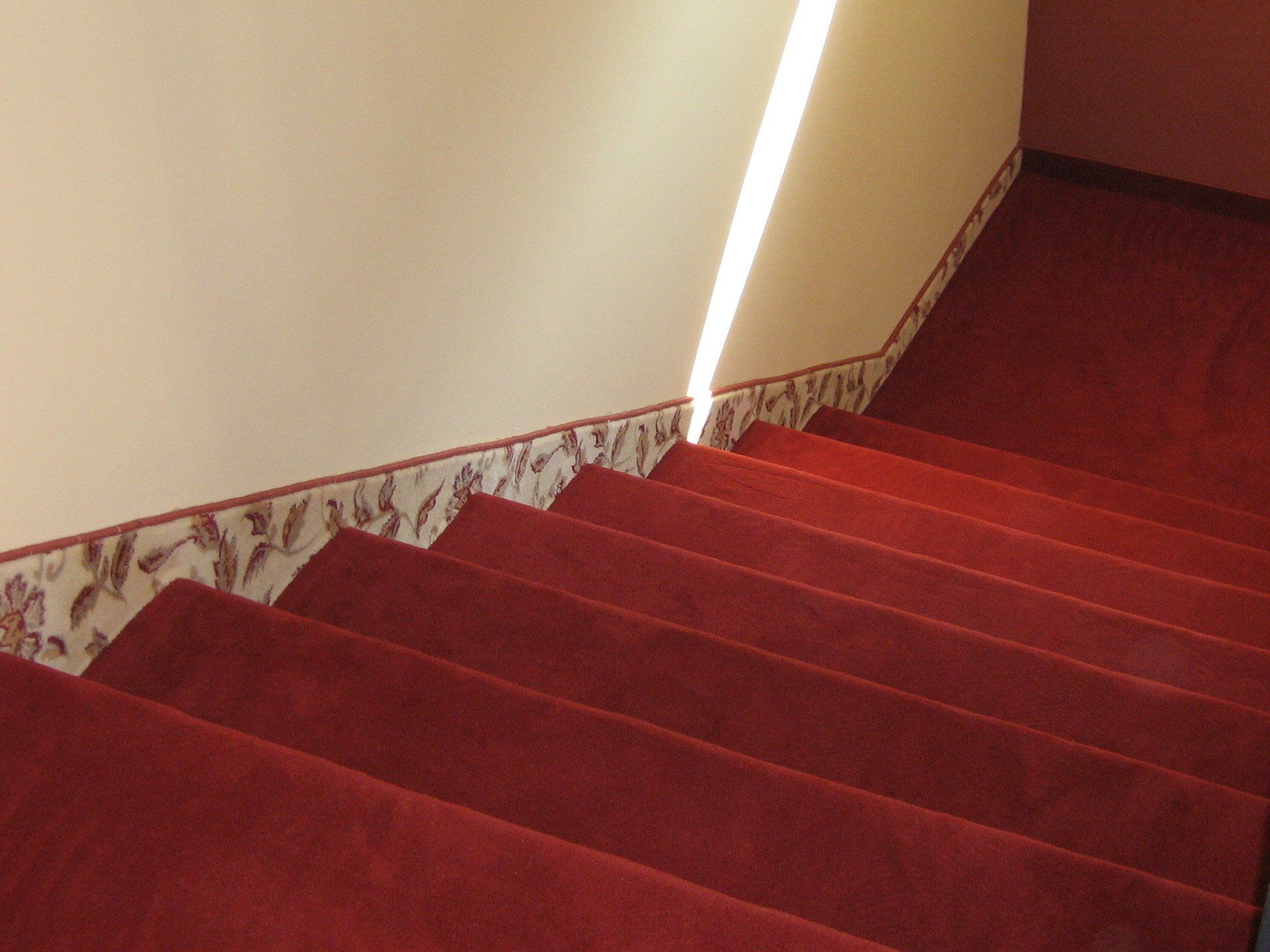 moquette rossa con motivi decorativi laterali
