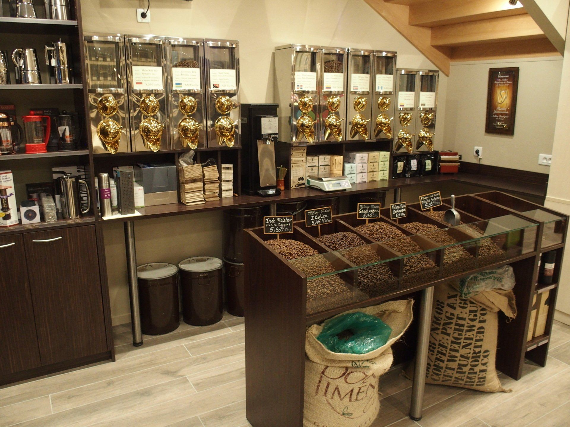 Intérieur boutique cafés
