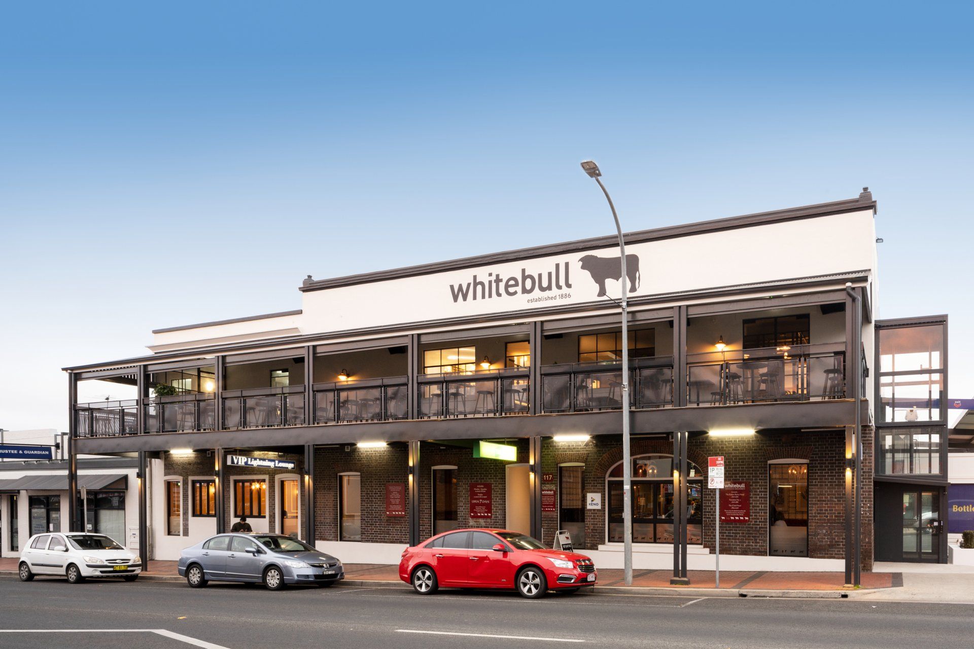 Whitebull hotel in armidale view from street with cars parked in front