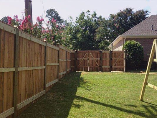 Service — Front Yard with Fence in Pearl, MS