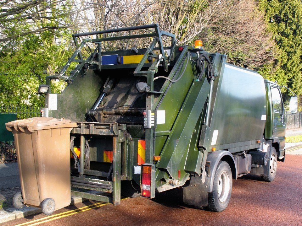 raccolta rifiuti con camion