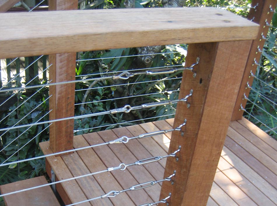 baulstrading on fence