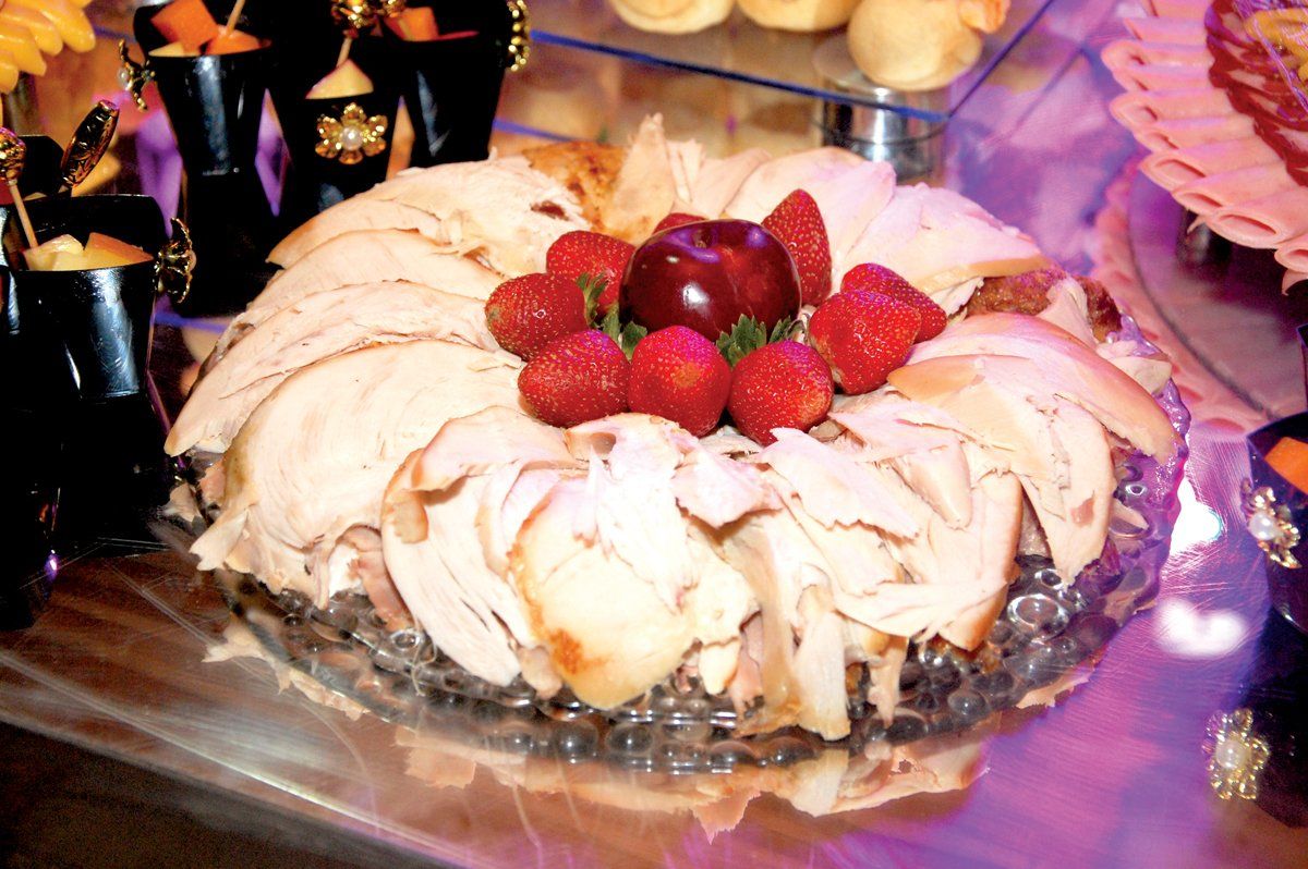 Prato de sobremesas com frutas fatiadas ou bolo coberto com morangos e framboesas sobre uma mesa