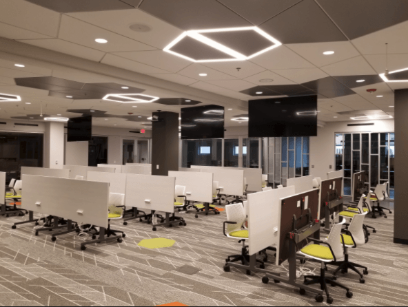 A large room with a lot of desks and chairs