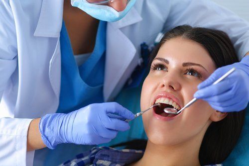 ragazza dal dentista