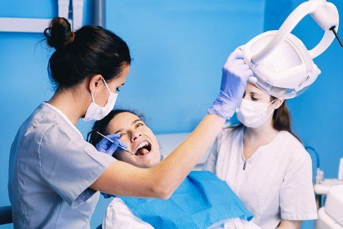 donna dal dentista