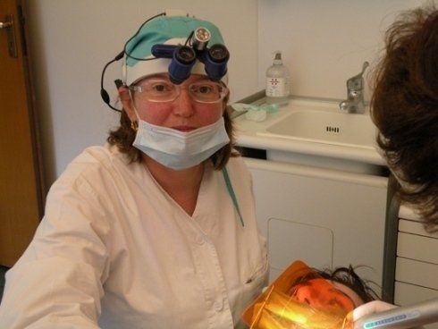 odontoiatra durante un controllo