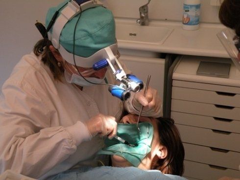 dentista durante un controllo