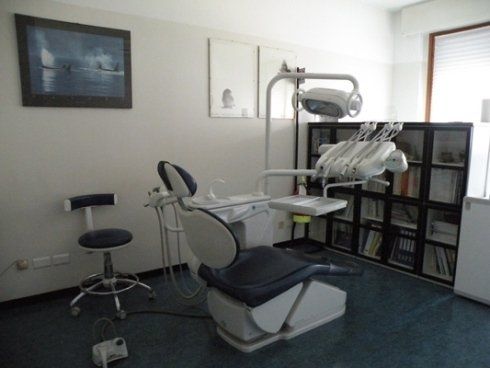 poltrona e strumenti da dentista