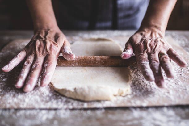Pizza stesa con il matterello
