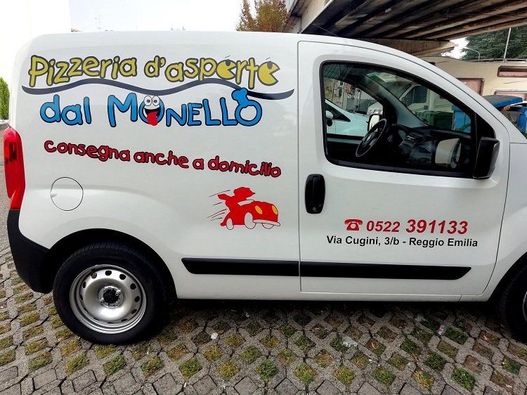 Furgoncino della pizzeria, vista laterale