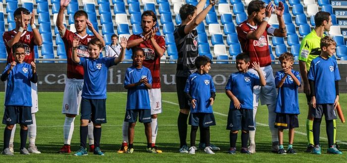 giocatori di una squadra di calcio con bambini