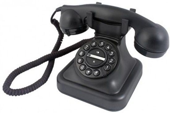 Een zwarte, vintage-stijl bureautelefoon met een spiraalvormig snoer voor de hoorn en een toetsenbord met druktoetsen.