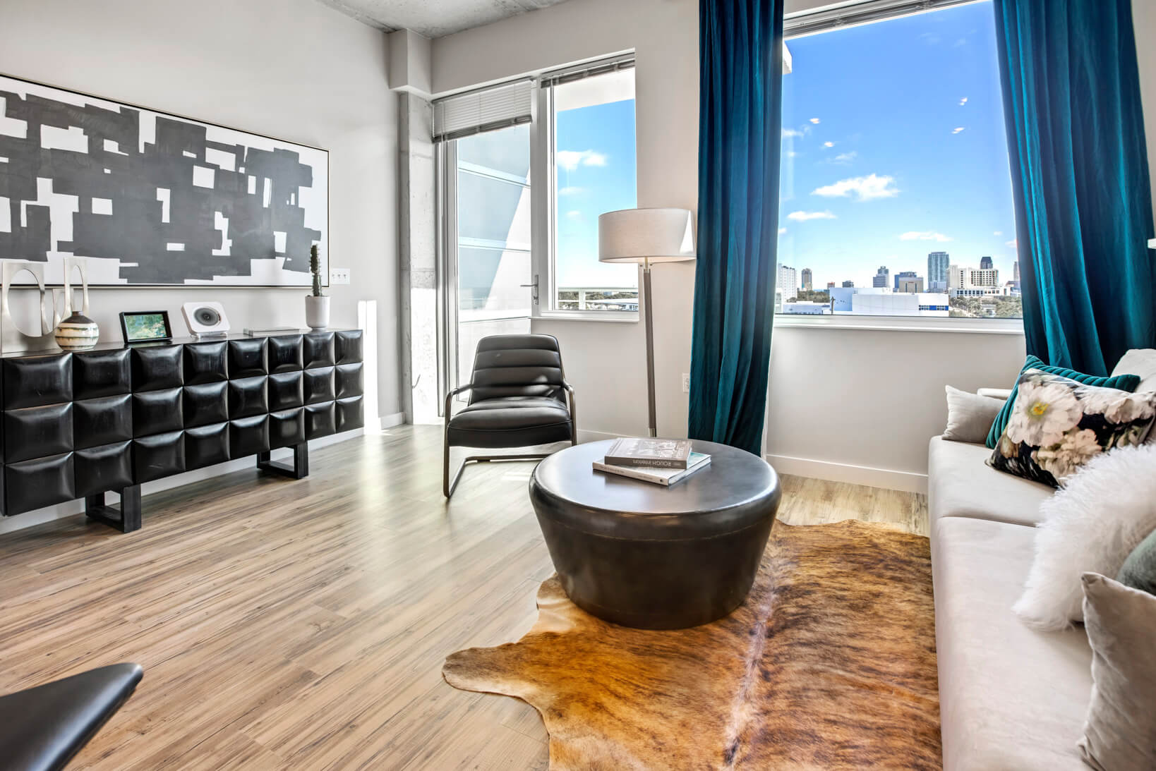 Vantage St. Pete Apartment Expansive Living Room