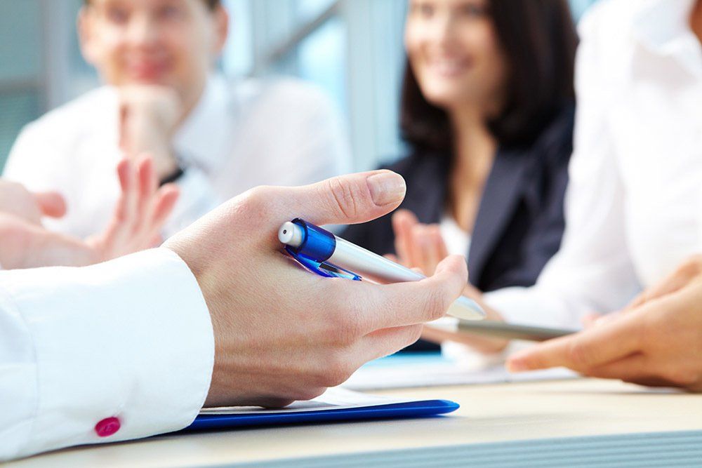 Un consulente aziendali con dei clienti