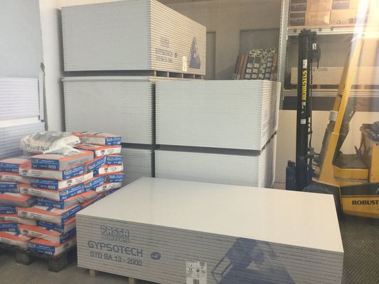 un imbianchino con una spatola 