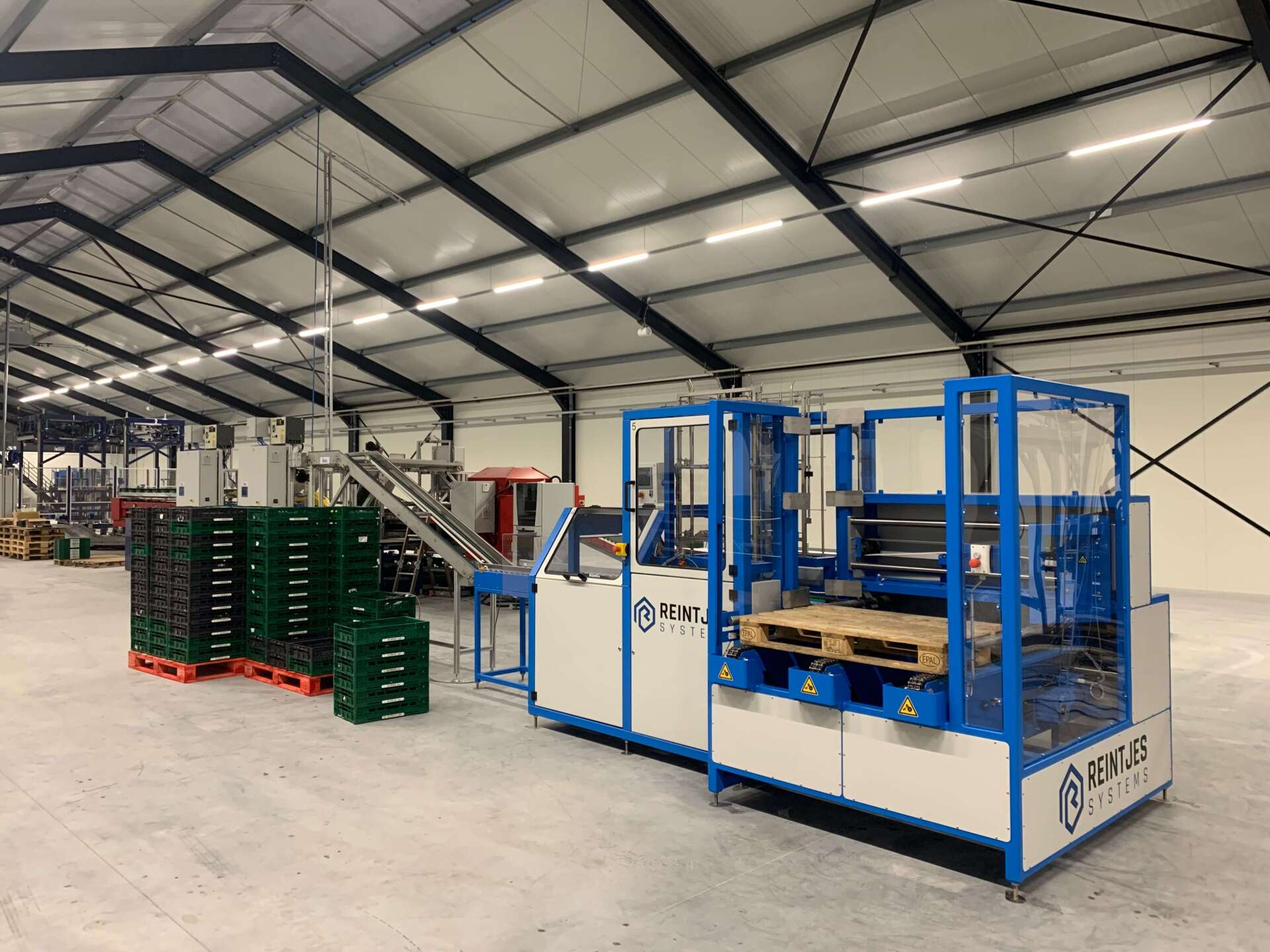 Transport en installatie automatische kratten uitvouwmachine - Reintjes Systems