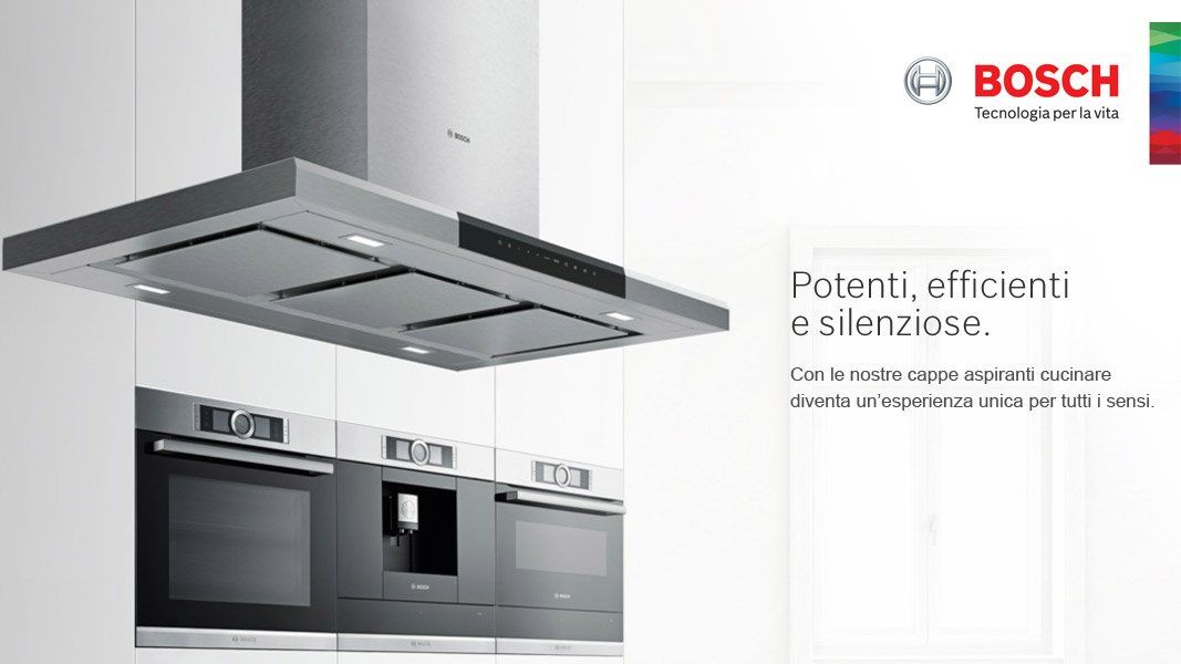 Pubblicità Bosch per cucine che mostra una cappa in acciaio inox sopra i forni a incasso con testo in italiano.
