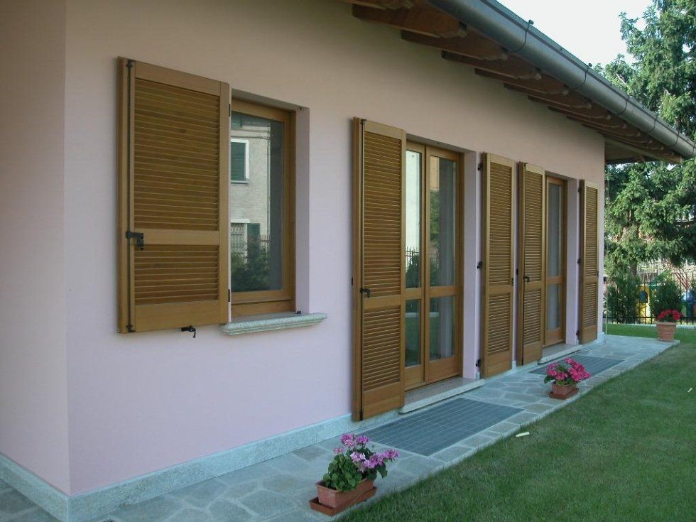 villetta con persiane in legno
