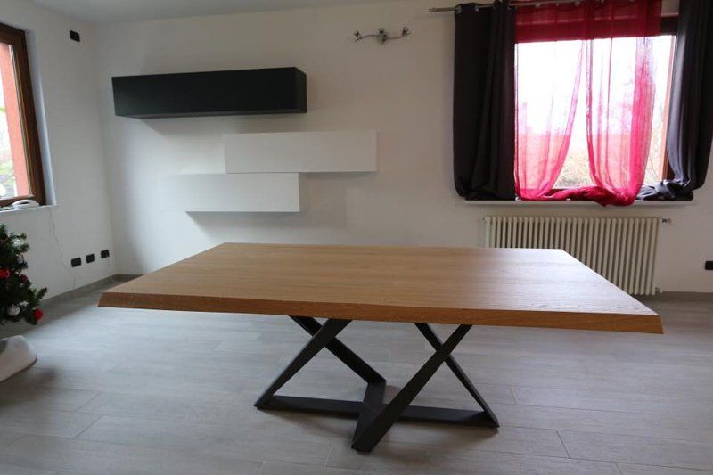 tavolo in legno con piedistallo in acciaio