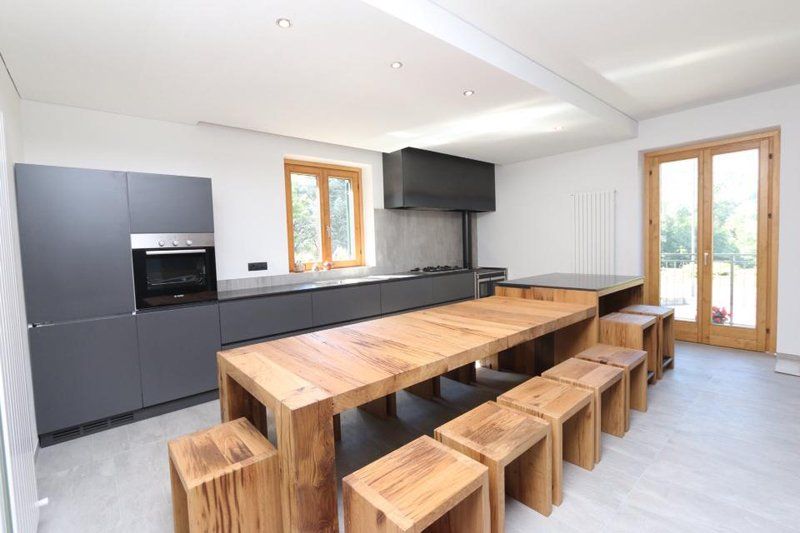 cucina con tavolo in legno e sgabelli