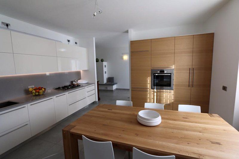 cucina con tavolo e dispensa in legno