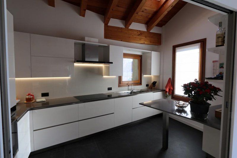 cucina bianca con top nero