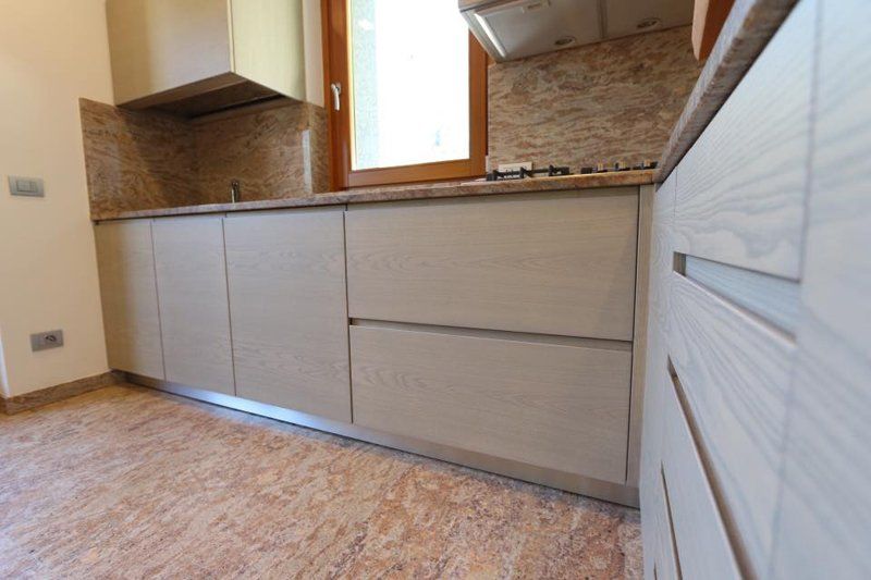 cucina con mobili in legno chiaro