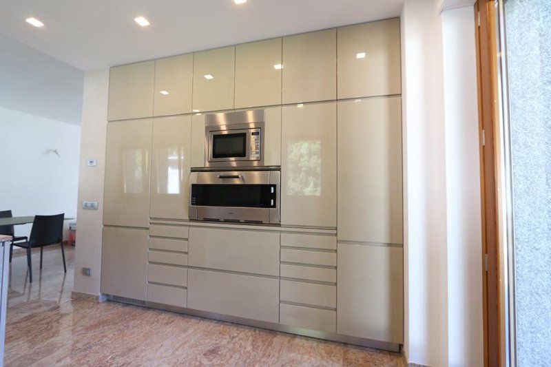 cucina con forno elettrico e microonde a incasso