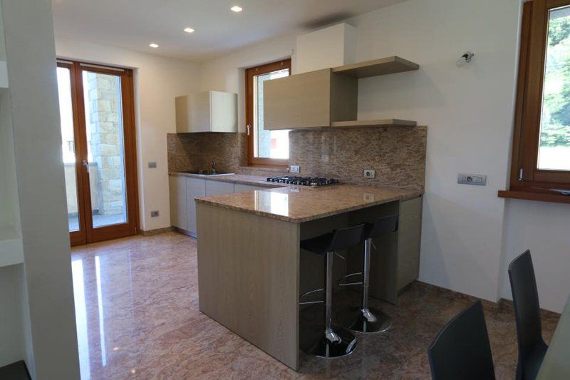 cucina con top in marmo