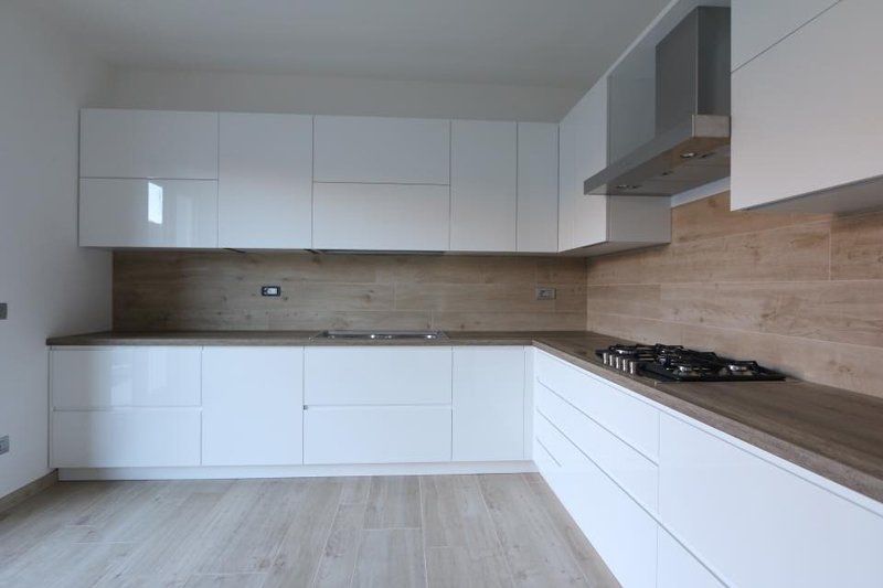 cucina con mobili bianchi laccati