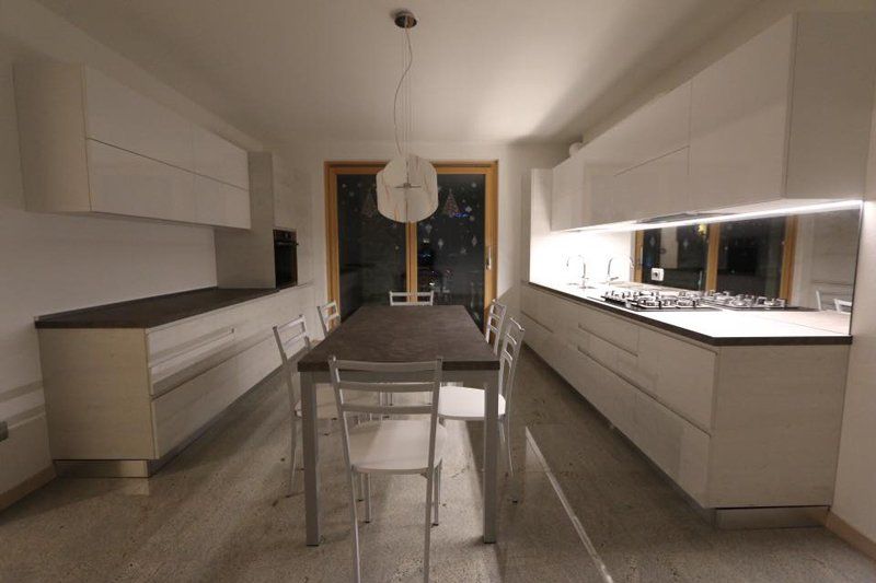 cucina e tavolo da cucina con top in marmo