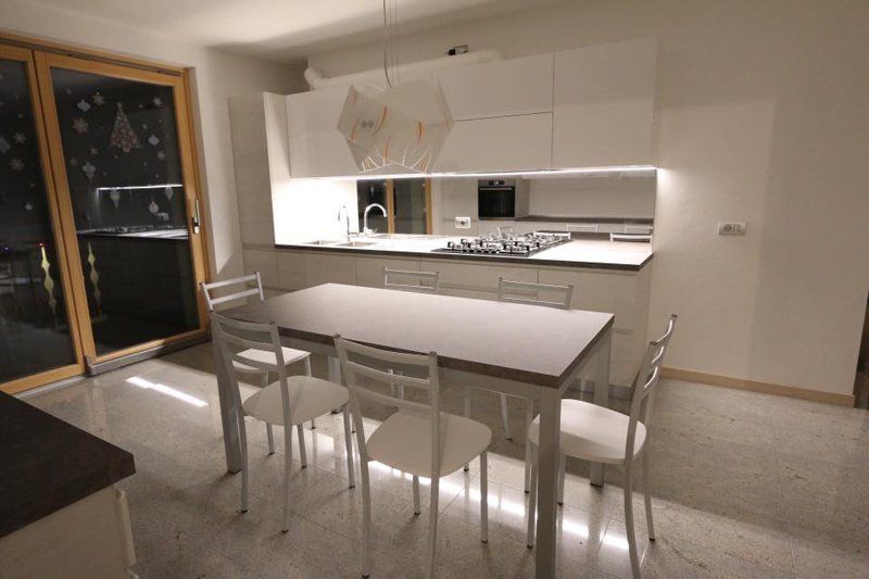 cucina bianca con doppio lavello