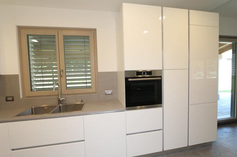 cucina bianca con top grigio