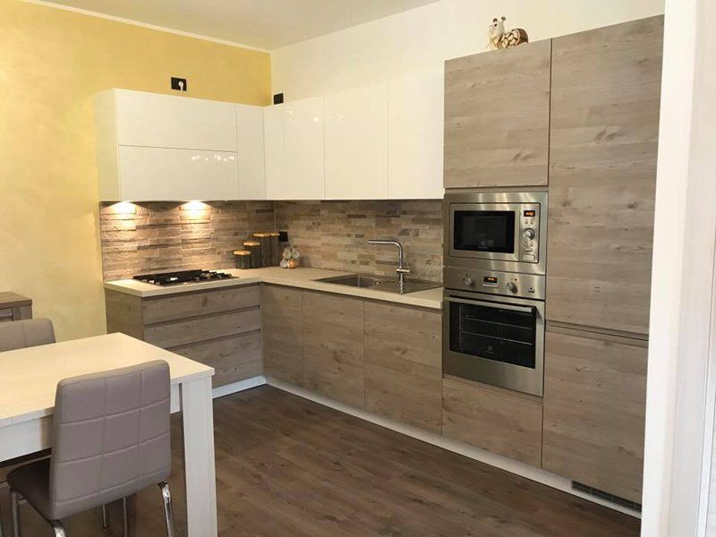cucina angolare con doppio forno a incasso
