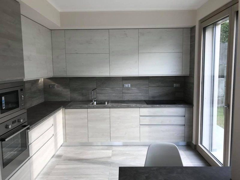 cucina chiara con top in marmo grigio